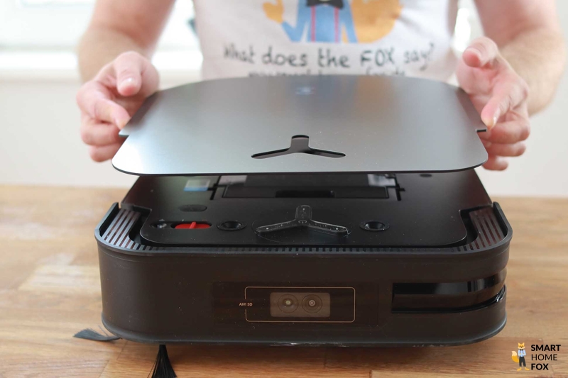 Der magnetische Deckel des ECOVACS DEEBOT X2 OMNI wird abgenommen.
